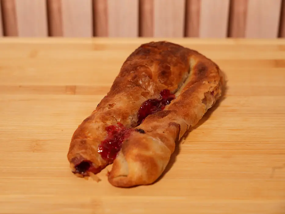 Pita sa višnjama cela